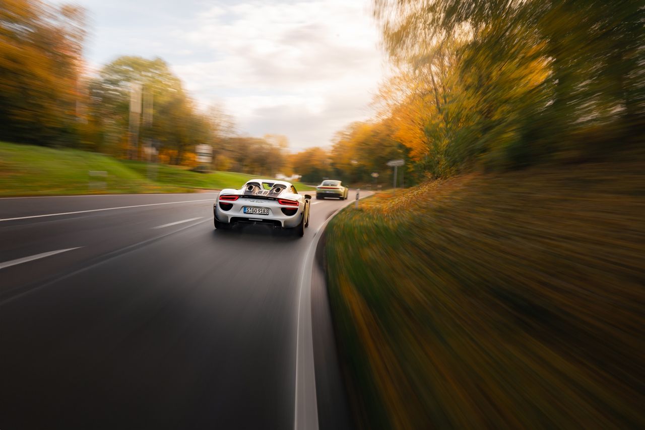 Porsche 918 Spyder vs Porsche 911 Carrera 4 GTS
