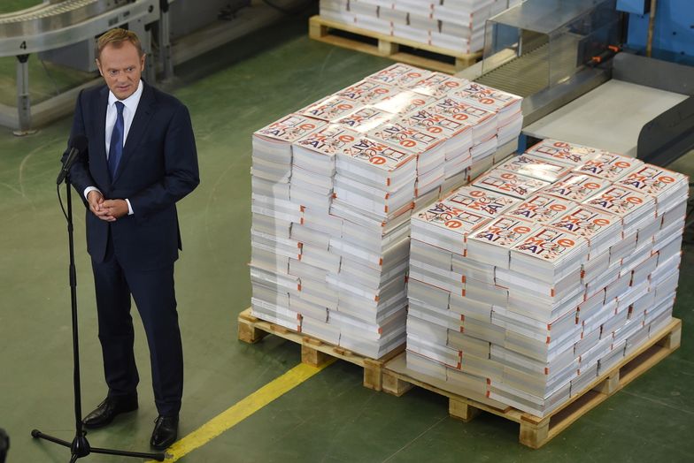 Premier Donald Tusk wizytował wczoraj drukarnię, gdzie powstaje</br>"Nasz Elementarz"