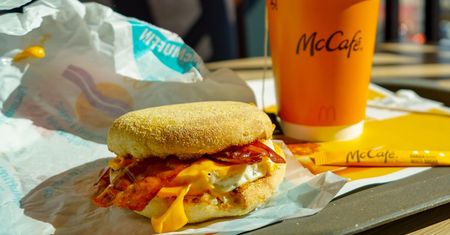 Zamówiła popularną kanapkę w McDonald's. Takiego okropnego znaleziska się nie spodziewała