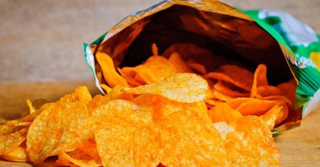 Chipsy – rodzaje, wartości odżywcze, zdrowe zamienniki. Jak zrobić chipsy w domu?