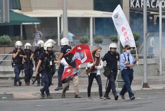 Rząd turecki reaguje ostro. Zamykają ludzi