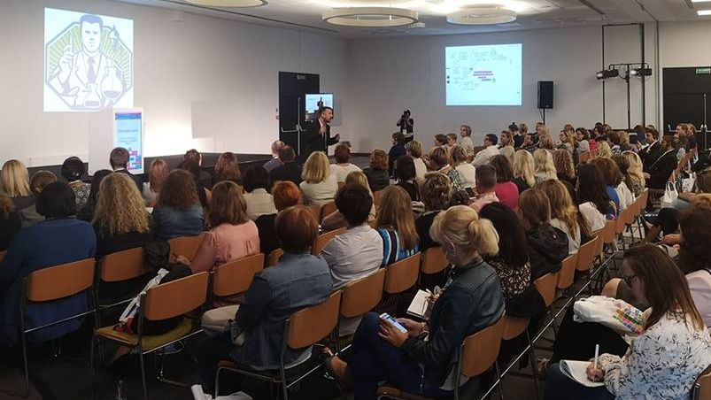 Eksperci, urzędnicy i nauczyciele dyskutują o bezpieczeństwie dzieci w sieci