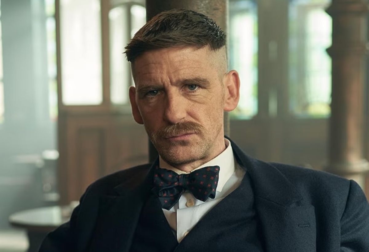 Paul Anderson jako Arthur Shelby w "Peaky Blinders"