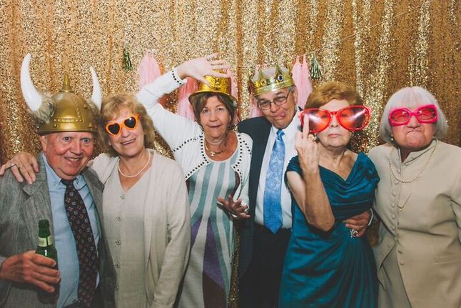 Wszyscy dziadkowie na weselu. Widać, że bawili się dobrze.