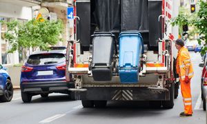 Zarobki kierowców śmieciarek. Tyle dostają "na rękę"