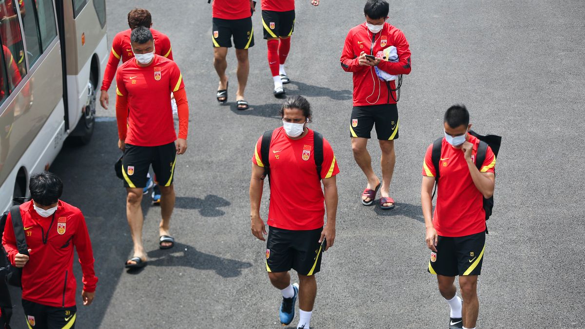 Zdjęcie okładkowe artykułu: Getty Images / VCG / Piłkarze reprezentacji Chin podczas zgrupowania są zobowiązani do zachowania wszelkich norm bezpieczeństwa (maseczki, dystans społeczny).