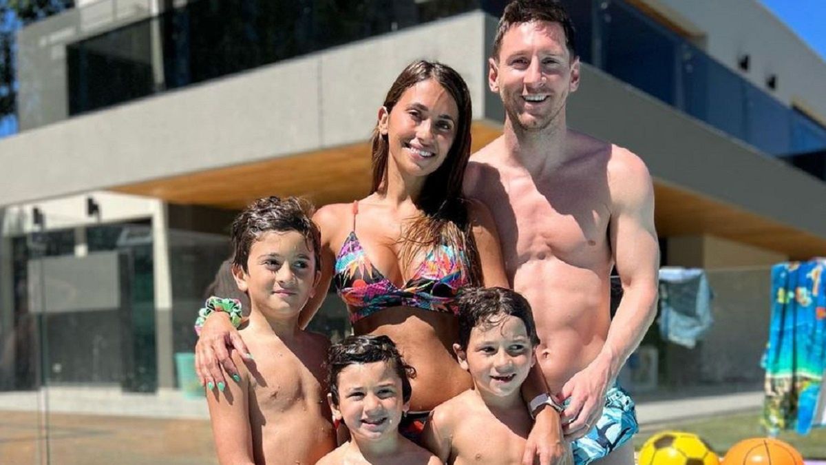 Messi z rodziną na tle domu w Rosario (Antonela Roccuzzo, Insta)