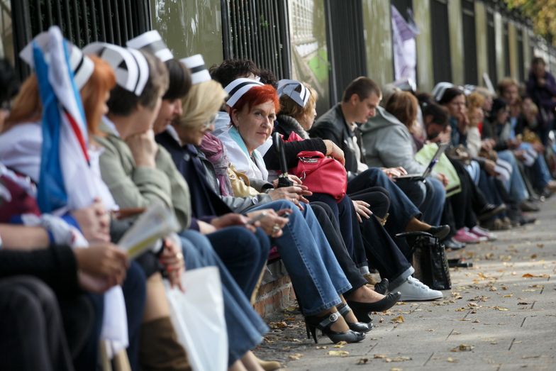 Białe miasteczko zaprasza Kaczyńskiego. Medycy czują się ignorowani przez premiera