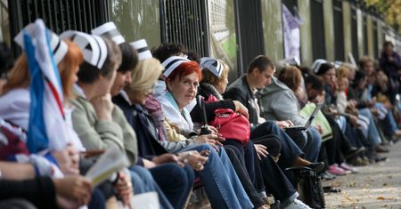 Białe miasteczko zaprasza Kaczyńskiego. Medycy czują się ignorowani przez premiera