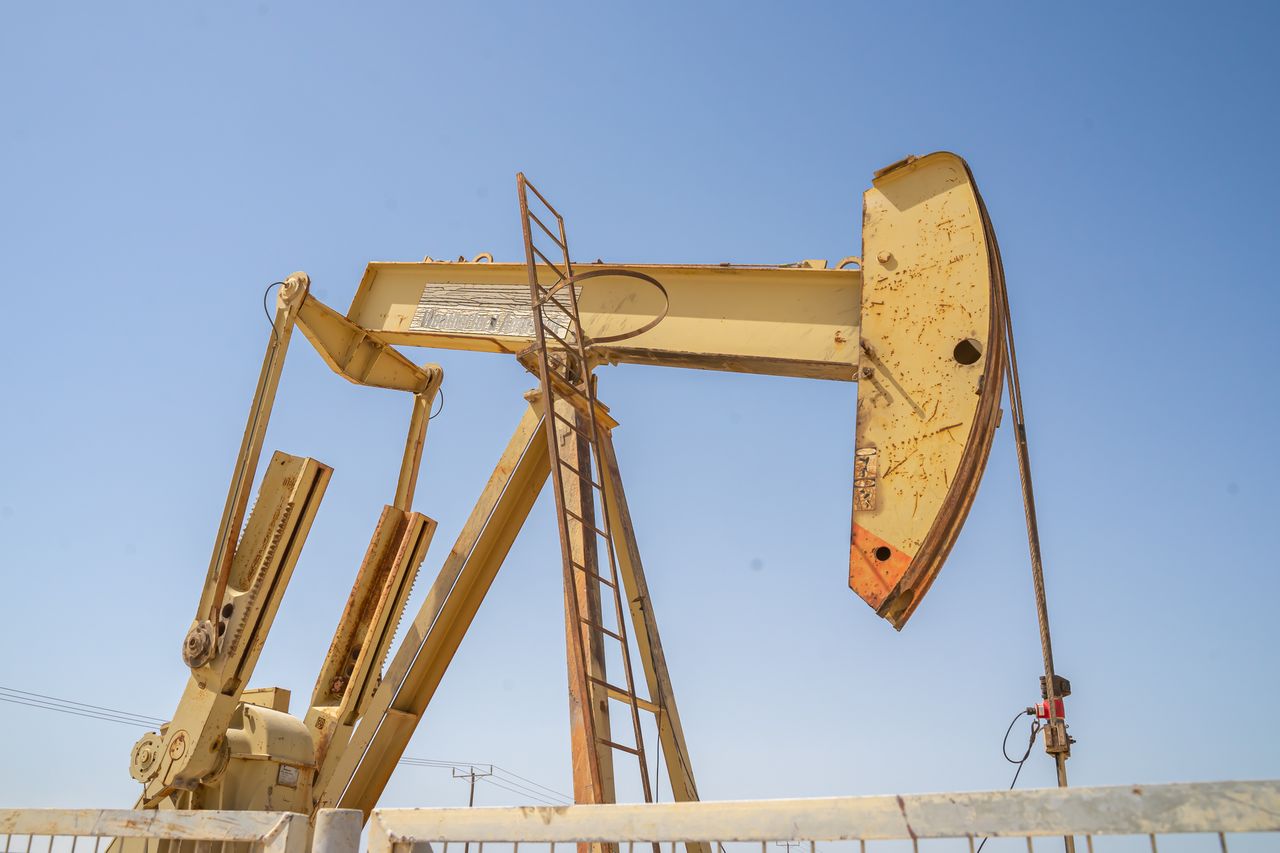 Cena ropy nie spadnie tak szybko? Nowa prognoza