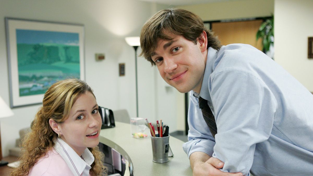Dopingujący, optymiści, wrażliwi obserwatorzy - to trzy typy osób, z którymi przyjaźnie w miejscu pracy warto pielęgnować - przekonuje ekspertka. Na zdjęciu: kadr z serialu "The Office", przedstawiającego codzienne życie pracowników biura firmy papierniczej. Od lewej Jenna Fischer jako Pam Beesly i John Krasinski jako Jim Halpert