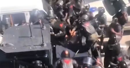 Były premier Pakistanu aresztowany przed sądem. Ruszyły na niego dziesiątki wojskowych