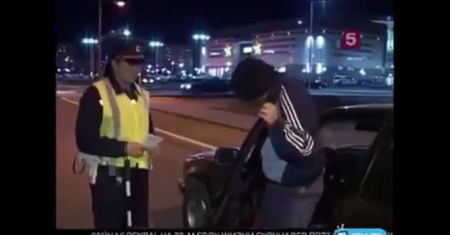 Policjantka zatrzymała kierowcę. Wysiadł z auta z łyżwami na nogach