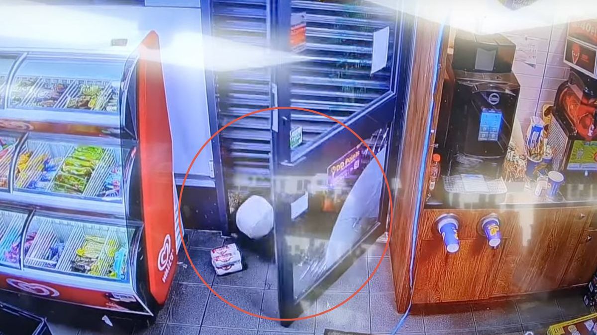 Próbował okraść sklep. Powstrzymały go metalowe rolety 