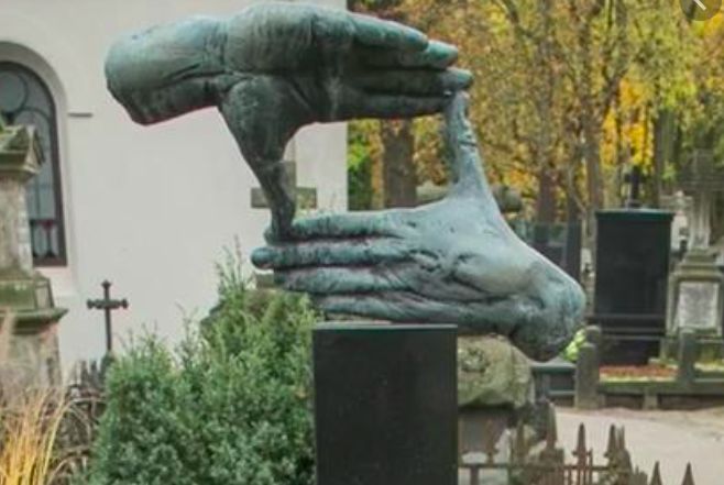 Warszawa. Krzysztof Kieślowski ma niezwykły pomnik na grobie na warszawskich Powązkach. Być może będzie miał też wyjątkową w stolicy ulicę