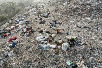 Nielegalne wysypisko śmieci w Sosnowcu. Ogromne składowisko dwukrotnie zajęło się ogniem. Czy zostanie zlikwidowane?