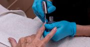 Jaki manicure dla 60-latki? Te kolory paznokci odmładzają dłonie