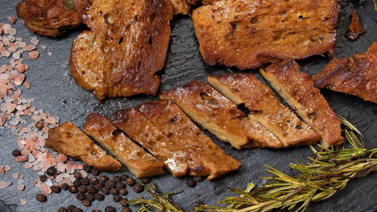 Seitan - wygląda jak mięso i tak smakuje. Fot. AdobeStock