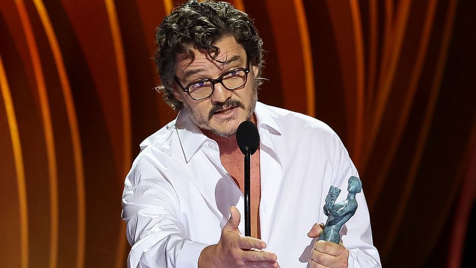 Pedro Pascal odbiera nagrodę Gildii Aktorów