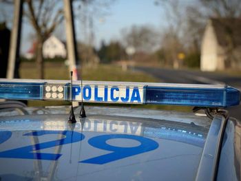 Choszczno: Policjanci siłowo weszli do mieszkania i uratowali mężczyznę