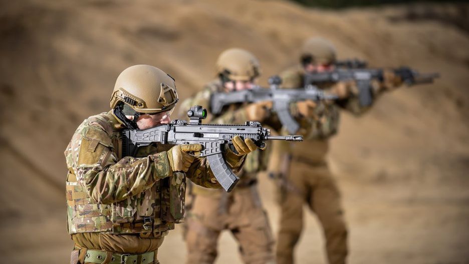 Żołnierze z karabinkami CZ-806 BREN-2.