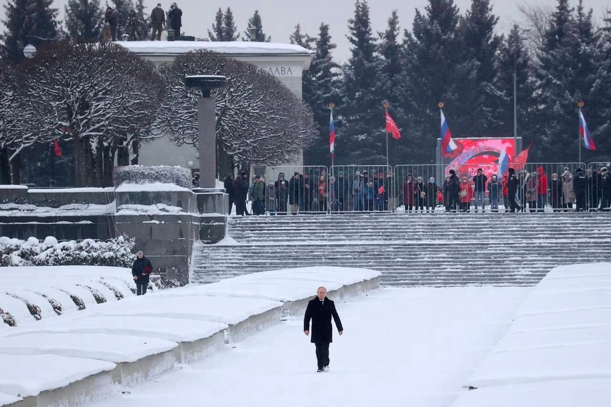 Putin wybrał się na cmentarz. Ludzi zostali wyproszeni, na dachach stanęli snajperzy, a śnieg... dezynfekowany.
Fot. Facebook/Михаил Ходорковский 