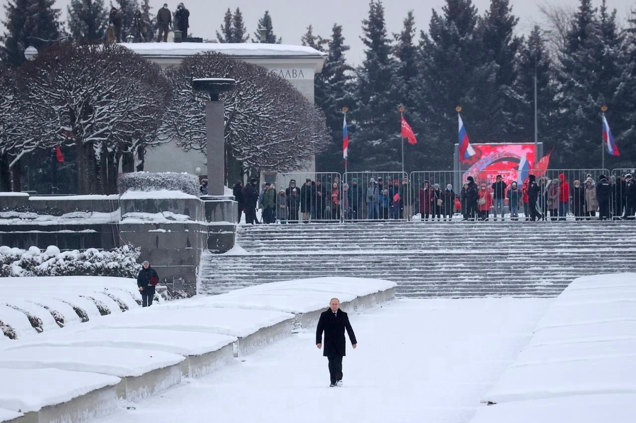 Putin wybrał się na cmentarz. Ludzi wyproszono, a śnieg był dezynfekowany