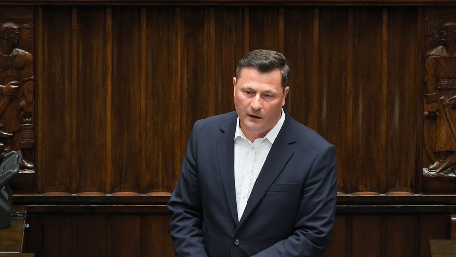 Warszawa, 09.05.2024. Poseł Trzeciej Drogi Krzysztof Paszyk na sali obrad Sejmu w Warszawie, 9 bm. Posłowie zajmują się wnioskiem o wyrażenie wotum nieufności wobec minister klimatu i środowiska Pauliny Hennig-Kloski. (aldg) PAP/Paweł Supernak
