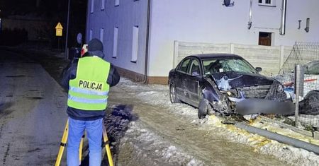 Pijany kierowca wjechał w matkę z córką na chodniku. 7‑latka walczy o życie