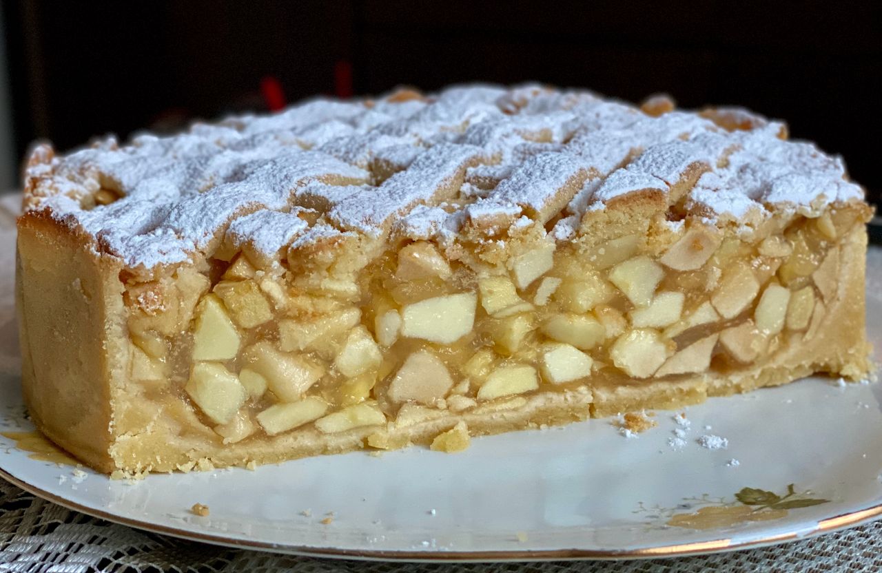 Smakuje jeszcze lepiej niż wygląda. Pyszna szarlotka na wyjątkowe okazje