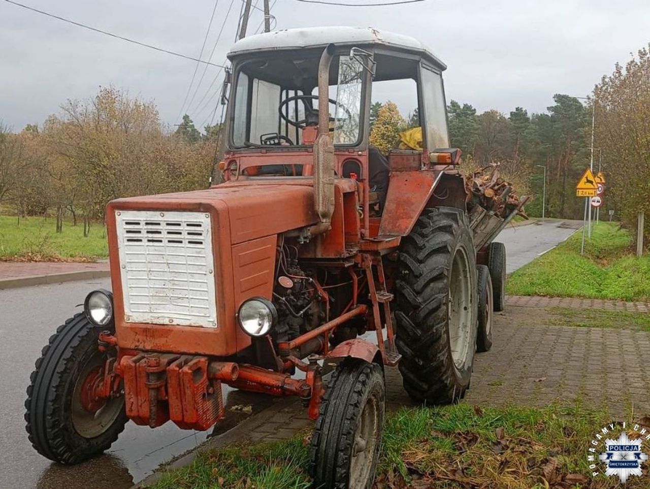 Powiat starachowicki: Ciągnik nie miał robionego przeglądu od 25 lat. Prowadził go mężczyzna bez prawka