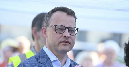 Wiadomo, gdzie mieszka Romanowski. Płaci 4 tys. zł