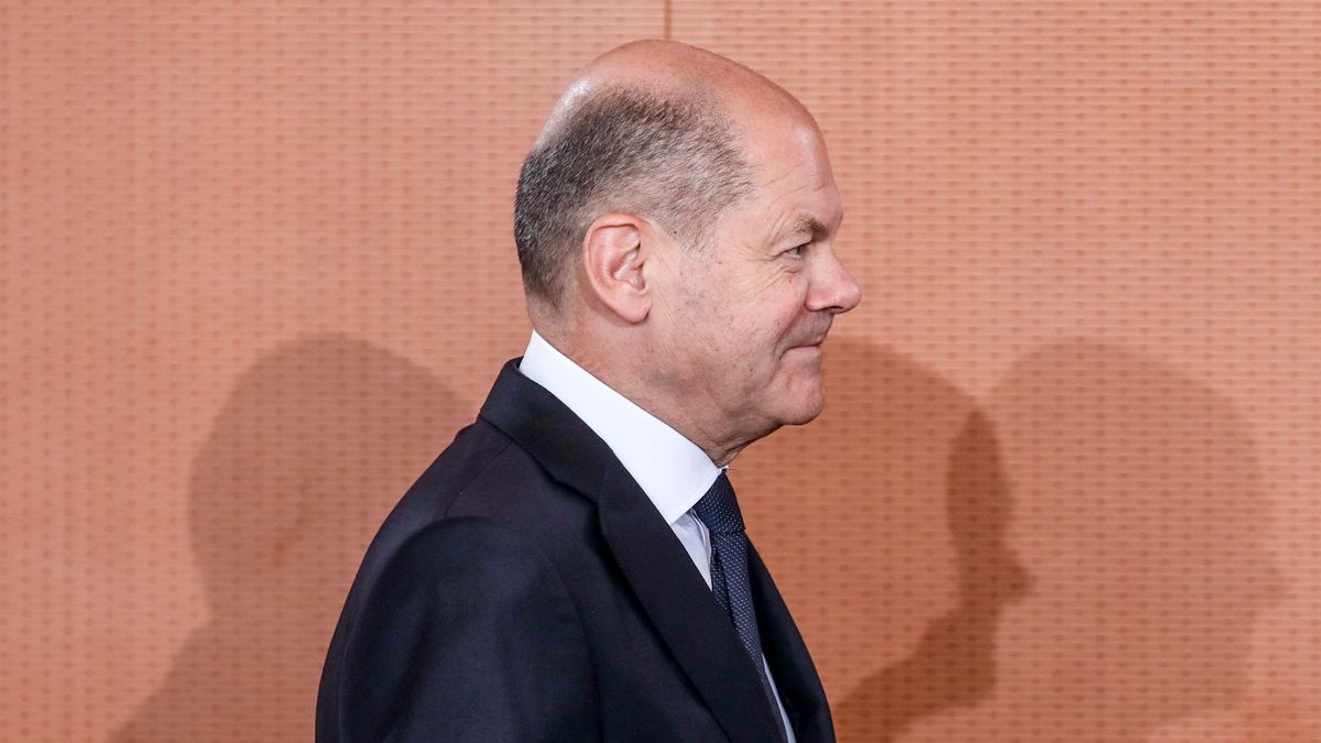 BERLIN, GERMANY - NOVEMBER 18: German Chancellor Olaf Scholz (SPD) arrives to the beginning of the weekly Government cabinet meeting on November 18, 2022 in Berlin, Germany. Among the issues excepted to be discussed are a formulation of a draft law on a one-off payment aid of energy price sum for students, a plan for the acceptance and protection of sexual and gender diversity "Living queer" and the accident prevention report on road traffic during 2020/2021. (Photo by Omer Messinger/Getty Images)