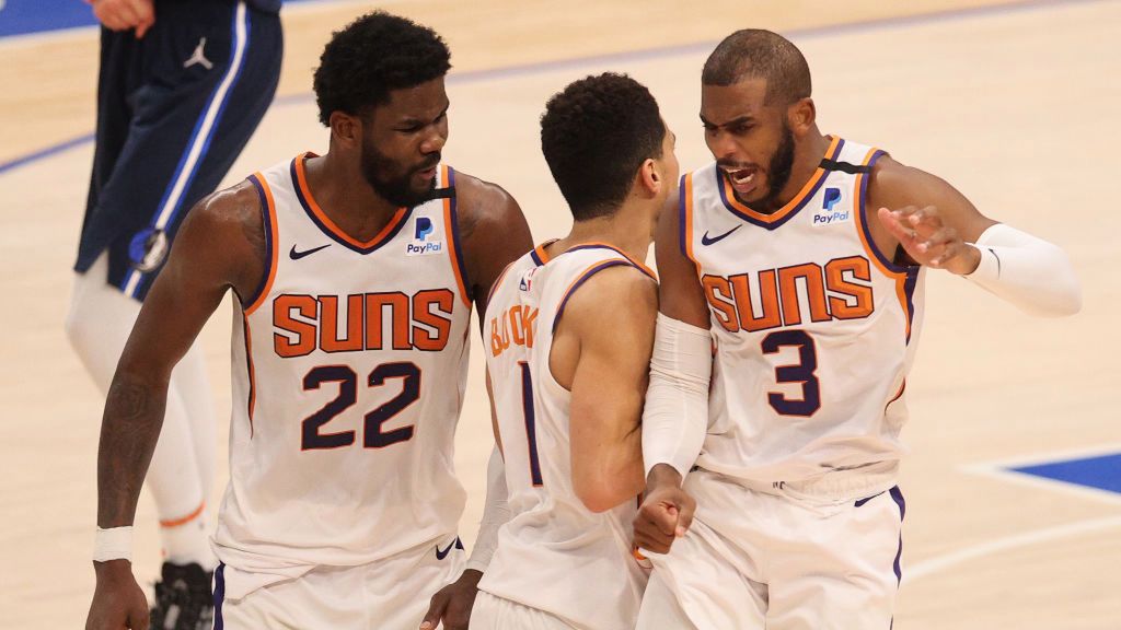 Getty Images / Ronald Martinez / Na zdjęciu: koszykarze Phoenix Suns