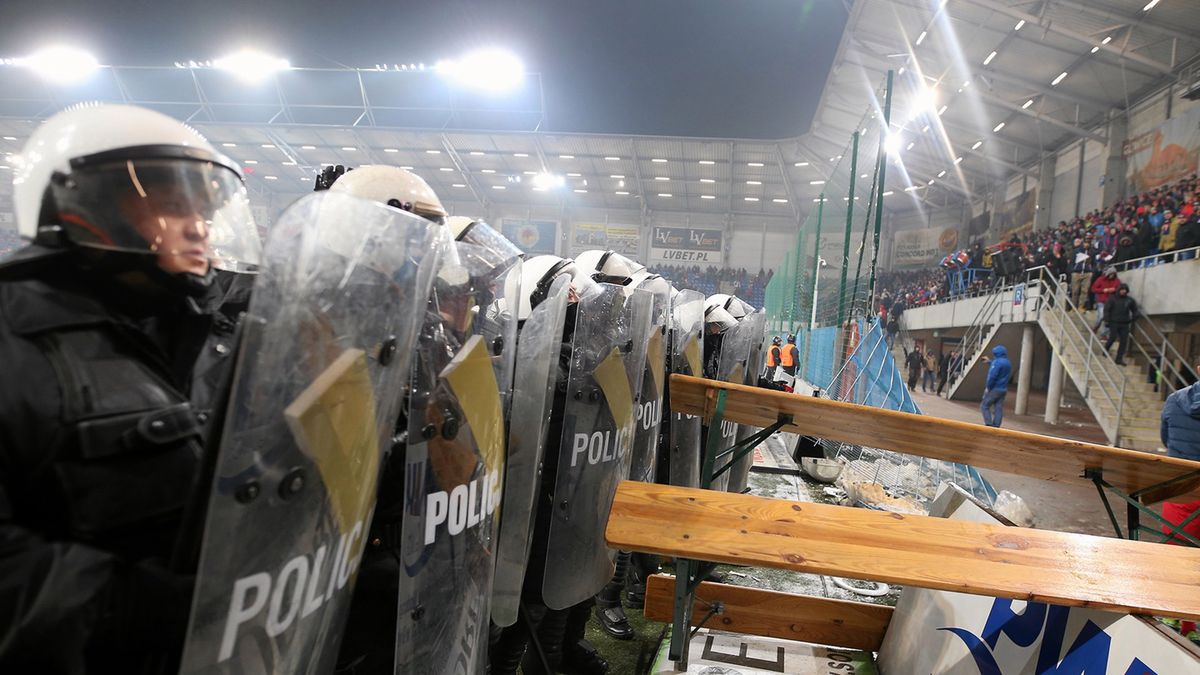 Zdjęcie okładkowe artykułu: Agencja Gazeta / Grzegorz Celejewski / Na zdjęciu: interwencja policji podczas meczu Piast - Górnik