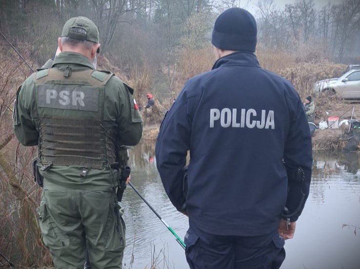 Policja i Państwowa Straż Rybacka kontrolują akweny w Płocku i powiecie płockim. Walka z kłusownictwem trwa