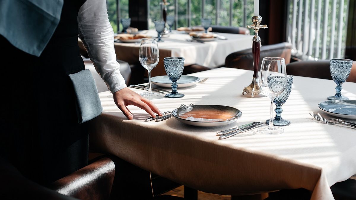 W tej restauracji pracują kelnerzy z demencją. Nie zawsze dostaniesz to, co zamówiłeś