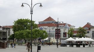 Ludzie jedzą obiad, a oni robią to na stole. Tak zachowują się klienci restauracji w Sopocie