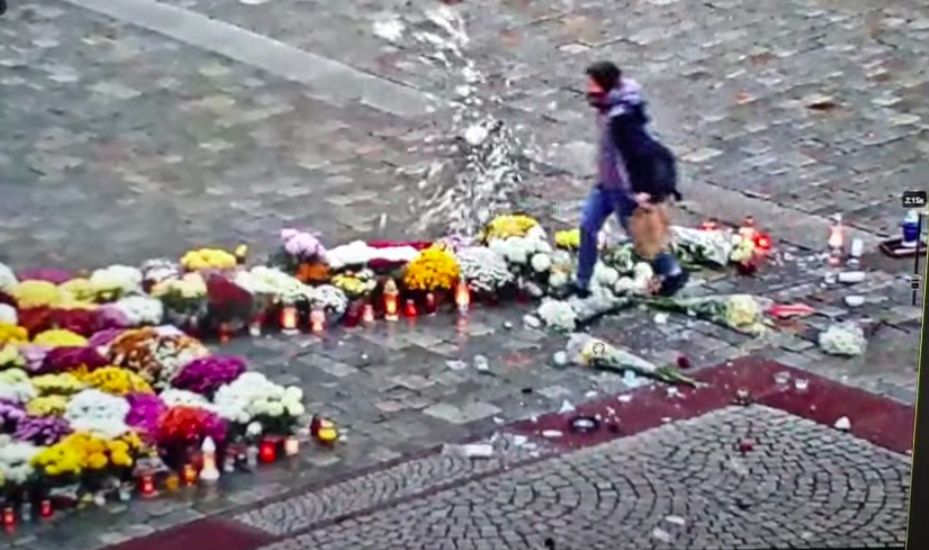 Wrocław. Strajk Kobiet. Jednoosobowa demonstracja pod Ratuszem. Zdecydowanie przeciw