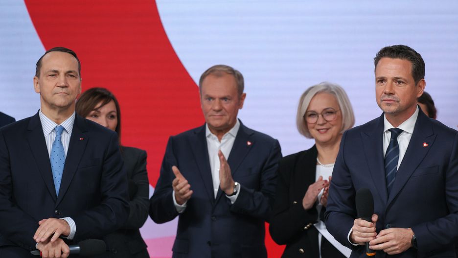 Donald Tusk, Rados�aw Sikorski, Rafa� Trzaskowski
Warszawa, 23.11.2024. Premier Donald Tusk (C), minister spraw zagranicznych Rados�aw Sikorski (L) oraz prezydent Warszawy Rafa� Trzaskowski (P) podczas Rady Krajowej Platformy Obywatelskiej, 23 bm. w sali konferencyjnej Kultura Wysoka w Warszawie. W�odarz stolicy wygra� prawybory w KO pokonuj�c rywala, szefa MSZ Rados�awa Sikorskiego i b�dzie kandydatem Koalicji Obywatelskiej w przysz�orocznych wyborach prezydenta RP. (jm) PAP/Pawe� Supernak
Pawe� Supernak
kandydat, kandydat kandydata, konwencja konwencji, na prezydenta rp, og�oszenie prawybor�w, Platforma Obywatelska, PO, politycy, polityka, Rada Krajowa, rady krajowej platformy obywatelskiej