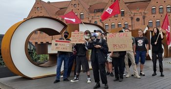 "Nie zaciskaj pasa, zaciśnij pięść!". Protest na Jarmarku Świętego Dominika w Gdańsku