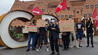 "Nie zaciskaj pasa, zaciśnij pięść!". Protest na Jarmarku Świętego Dominika w Gdańsku