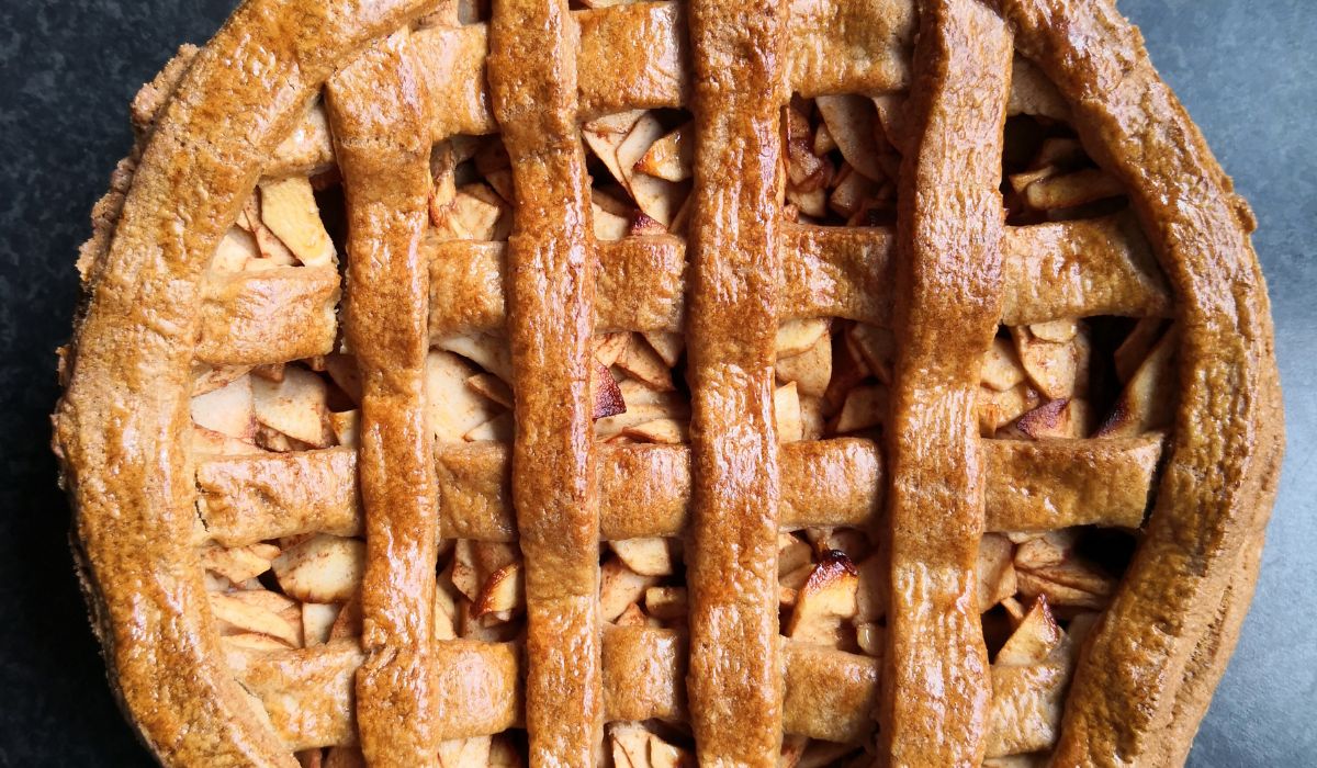 Apple pie from a 1948 recipe. "Rolls" on top, lard and "scent"