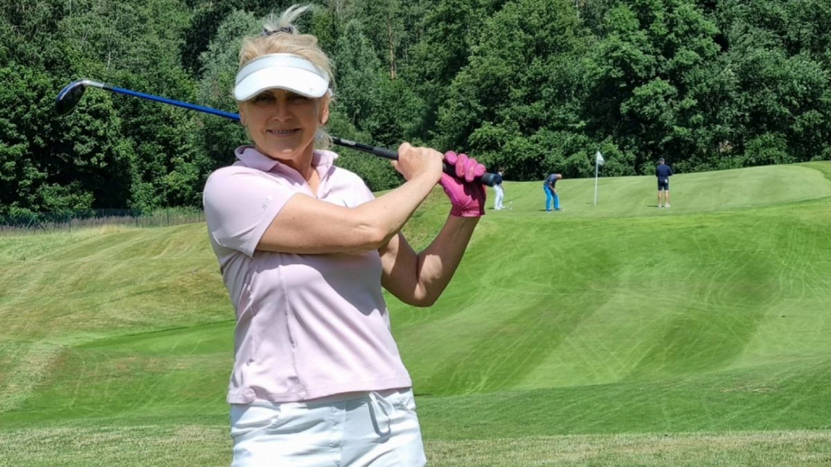 Małgorzata Jacyna-Witt grająca w golfa
