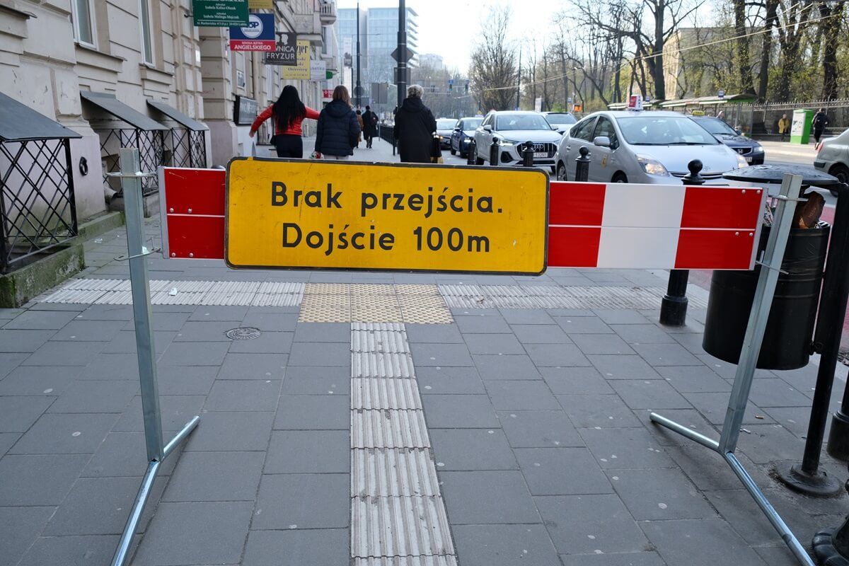 Zamknięty chodnik na Al. Racławickich
