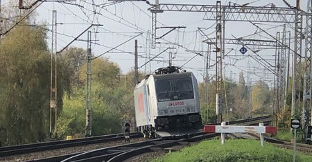 Lokomotywa wypadła z szyn. Strategiczna trasa była zablokowana
