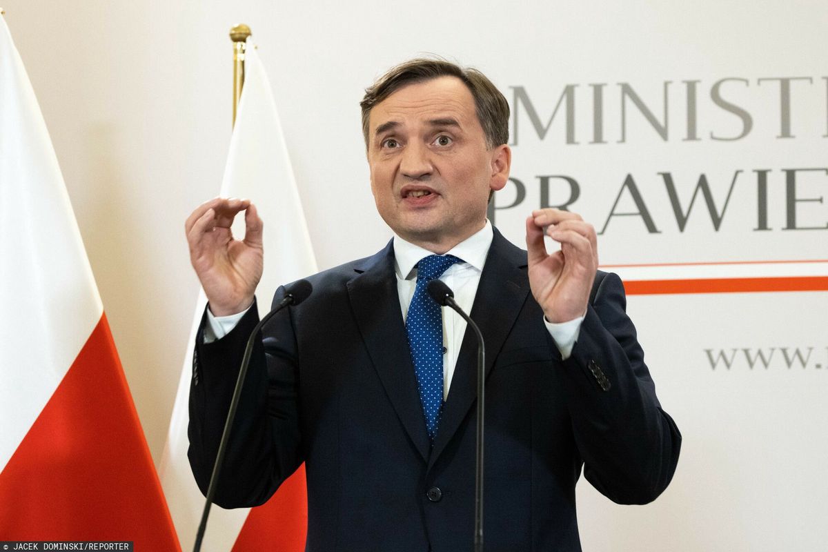 Opozycja zarzuca Zbigniewowi Ziobrze blokowanie środków z KPO 
