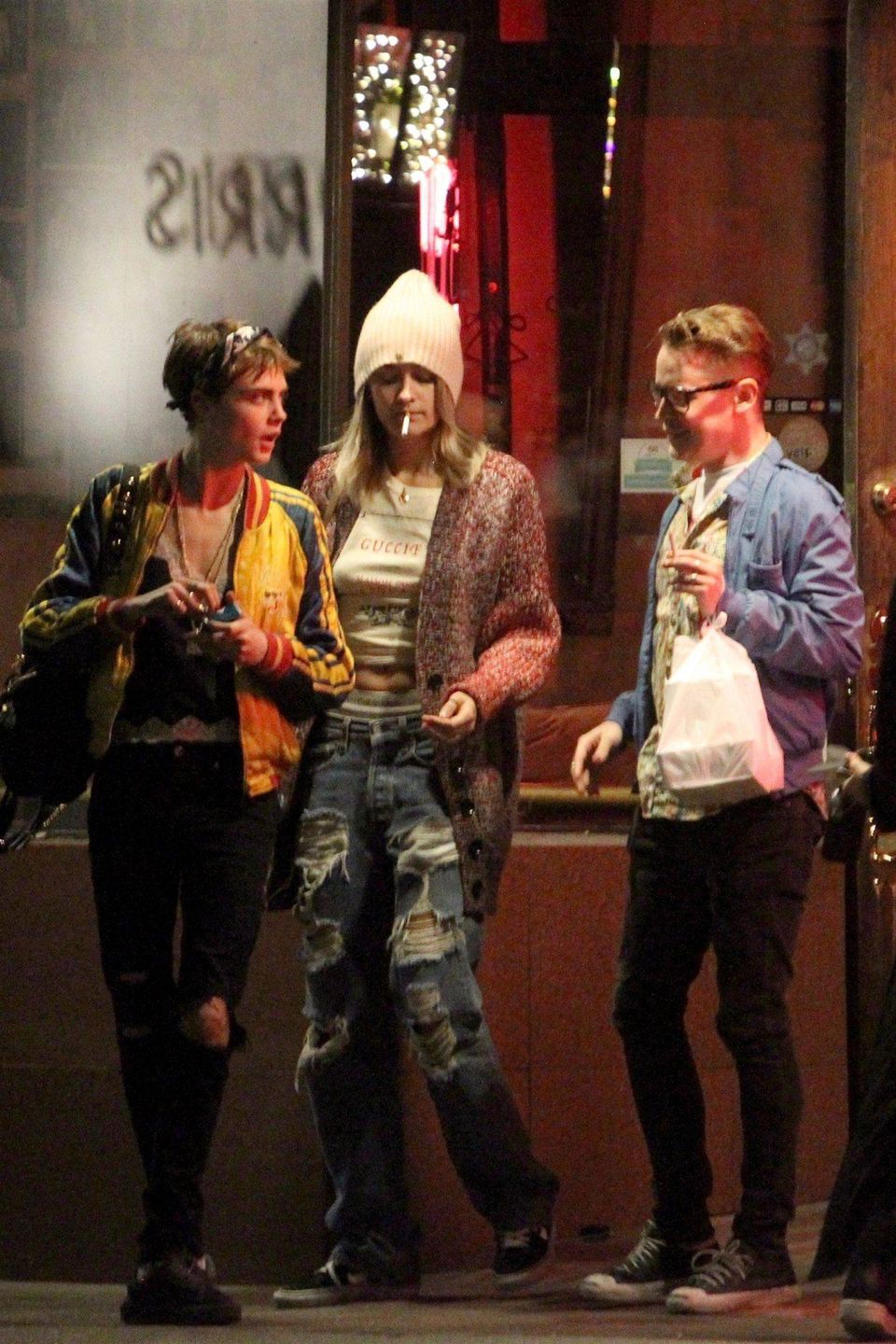 Cara Delevingne i Paris Jackson Kiss całowały się na ulicy. Towarzyszyli im Macaulay Culkin i Brenda Song (BACKGRID/FORUM)