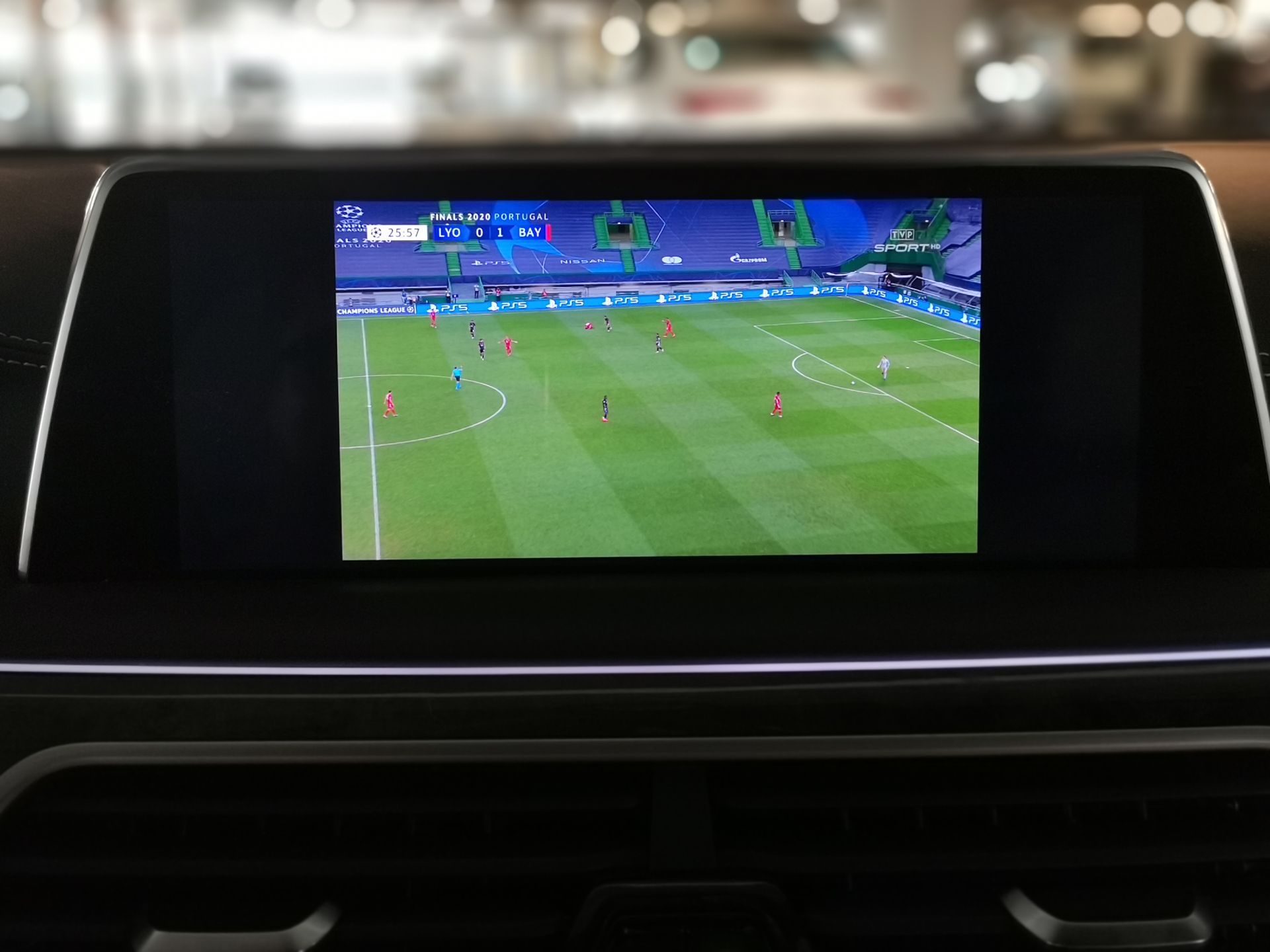 BMW 750i xDrive: Systemy wsparcia kierowcy, Night Vision, zdalne sterowanie i audio Bowers & Wilkins 8