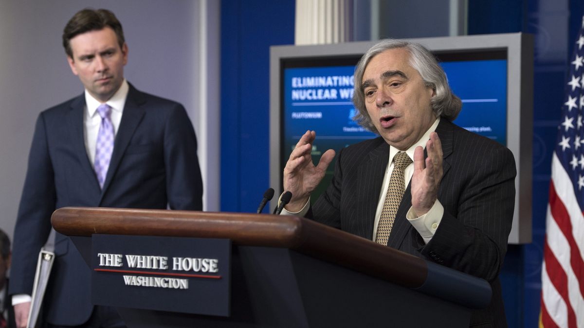 Amerykański sekretarz ds. energii Ernest Moniz (z prawej)</br>podczas briefingu dotyczącego rozmów z Iranem